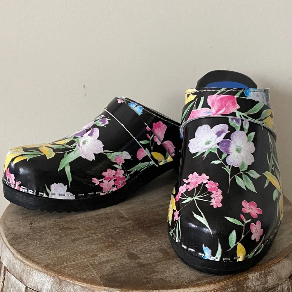 Scandi Girl Cape Clogs Leather Floral Handmade in Sweden Black Size 40